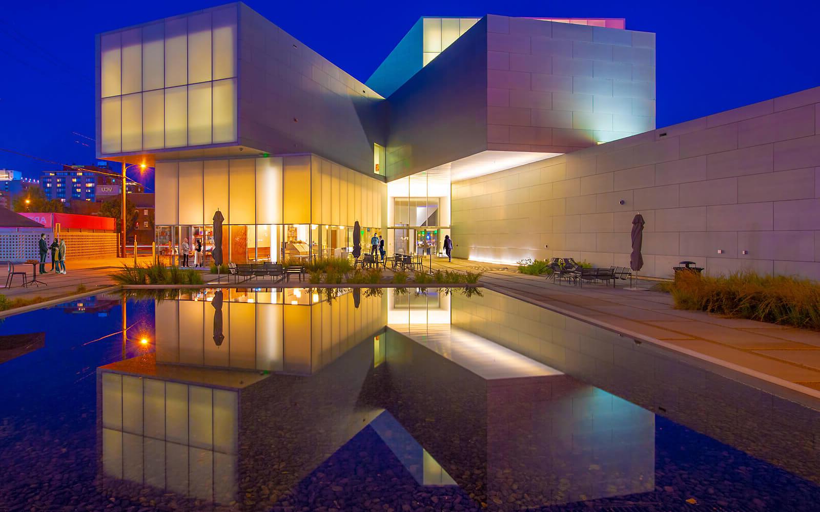 VCU大楼当代艺术研究所的夜间照片